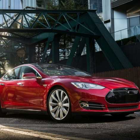 Tesla S vs Toyota Mirai: akumulatory czy wodór?