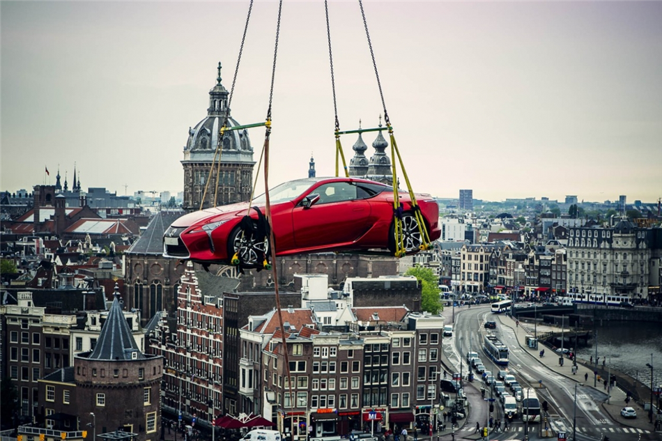 Lexus LC: nad dachami Amsterdamu