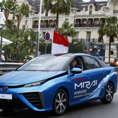 Książę Monako Albert rozpoczął wyścig F1 Monako Grand Prix za kierownicą Toyoty Mirai