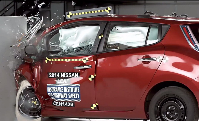 Słabe wyniki Nissana Leaf w crash testach IIHS