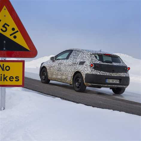 Nowy Opel Astra w kamuflażu