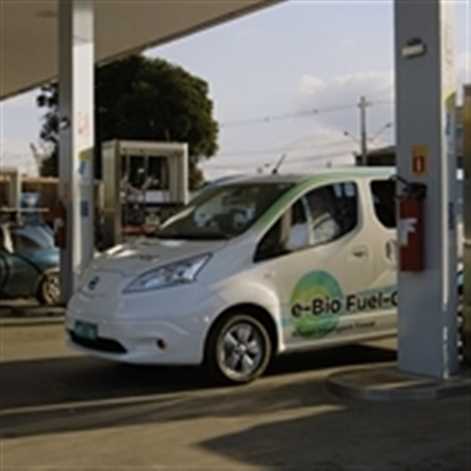 Nissan prezentuje samochód elektryczny z ogniwami paliwowymi zasilanymi bioetanolem, o zasięgu powyżej 600 km