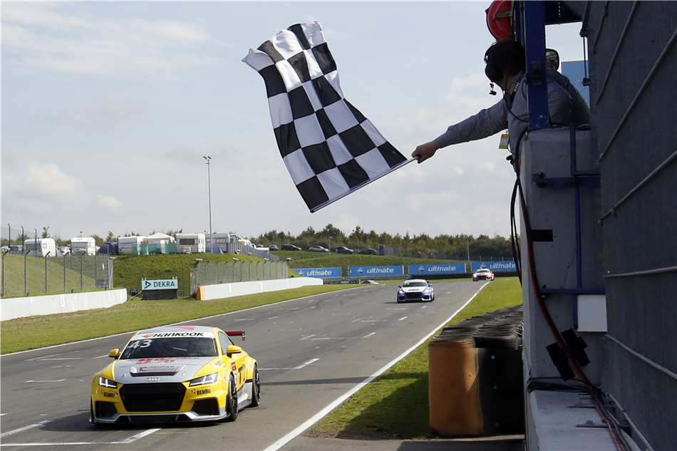 Puchar Audi Sport TT Cup na ostatniej prostej