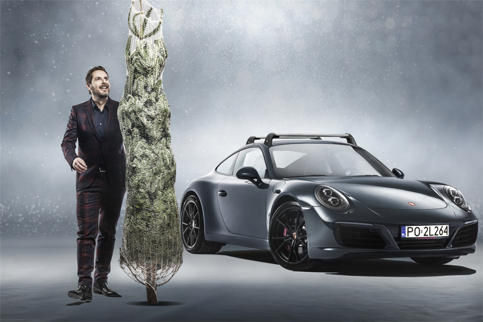 Wojciech Modest Amaro z prezentem świątecznym od Porsche