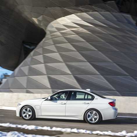 Hybrydowe BMW 330e wjeżdża do salonów