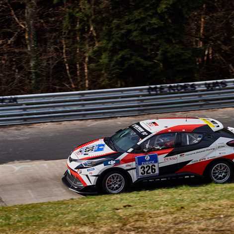 Toyota C-HR Racing i wyścigowe Lexusy na torze Nürburgring