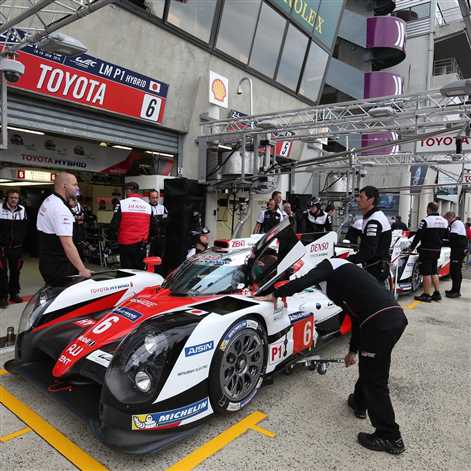 Zacięta walka Toyoty i Porsche w 24h Le Mans