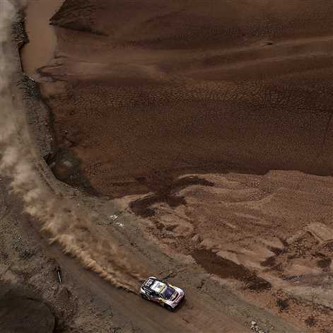 Trzy załogi Peugeot 3008DKR na czele na półmetku Rajdu Dakar