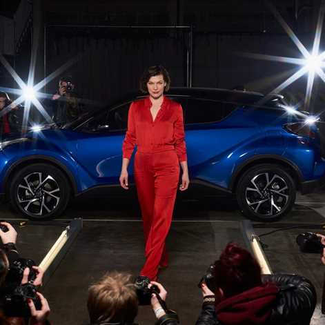 Milla Jovovich gwiazdą interaktywnego przedstawienia teatralnego z udziałem Toyoty C-HR