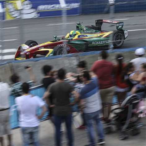 Kierowca Audi, Lucas di Grassi, na podium w Buenos Aires