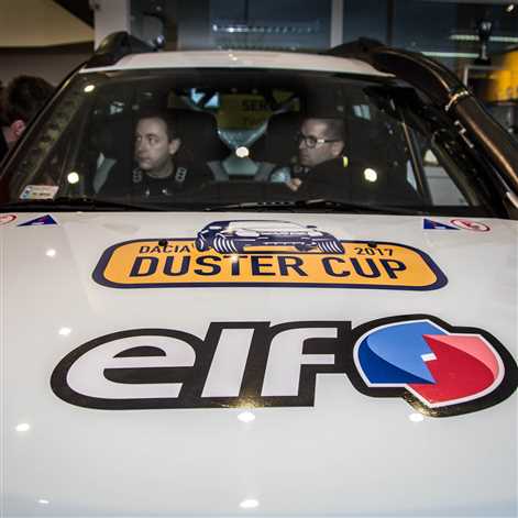 Dacia Duster Elf Cup 2017 - zawodnicy odbierają samochody