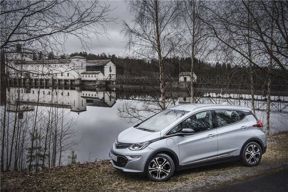 Elektryczny Opel Ampera-e i nowa koncepcja prowadzenia samochodu