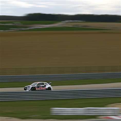Kierowca Audi, Mattias Ekström, cały czas przewodzi stawce
