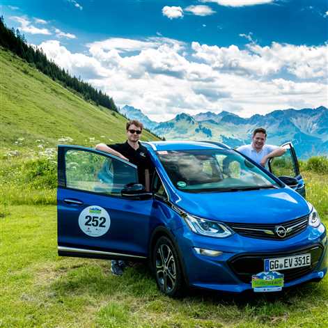 Opel Commodore i Opel Ampera-e w austriackich Alpach