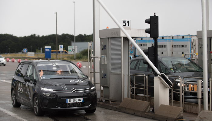 Przejazd autonomicznego Citroëna przez bramkę autostradową