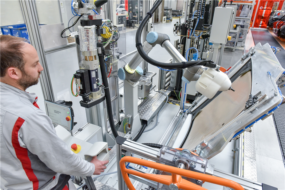 Współpraca człowiek – robot: KLARA na linii produkcyjnej Audi