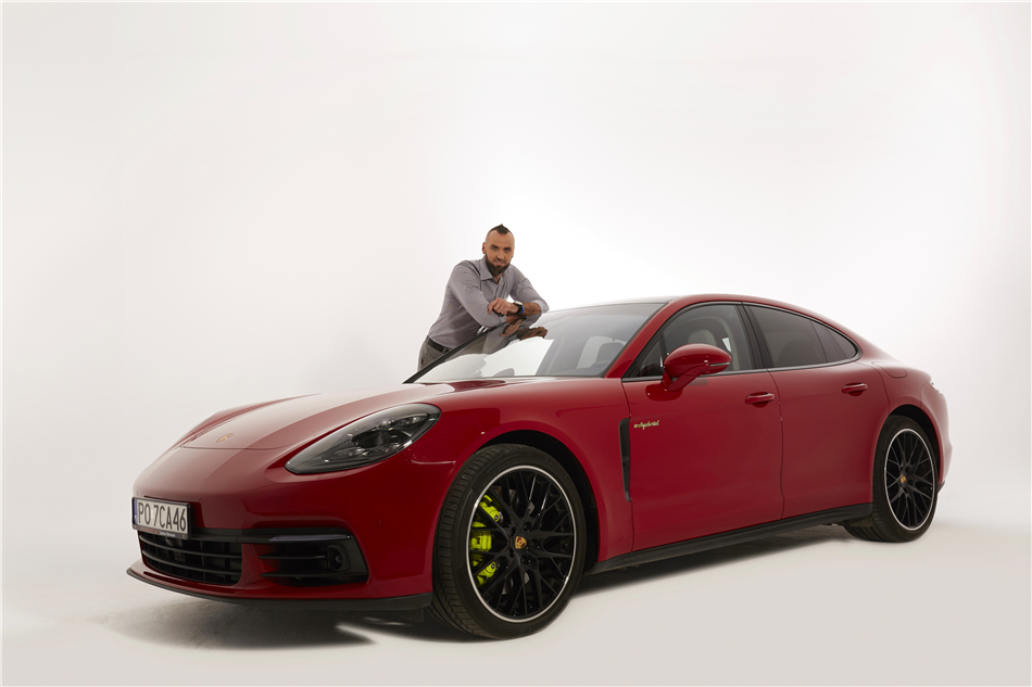Marcin Gortat odbiera nowe Porsche Panamera 4 E-Hybrid