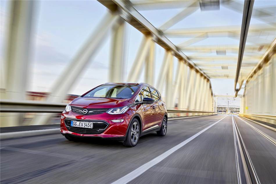 Opel przejechał 750 km na jednym ładowaniu