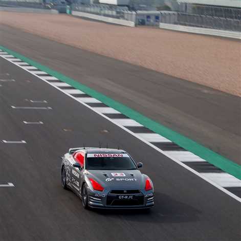 Nissan GT-R sterowany kontrolerem gry okrąża Silverstone