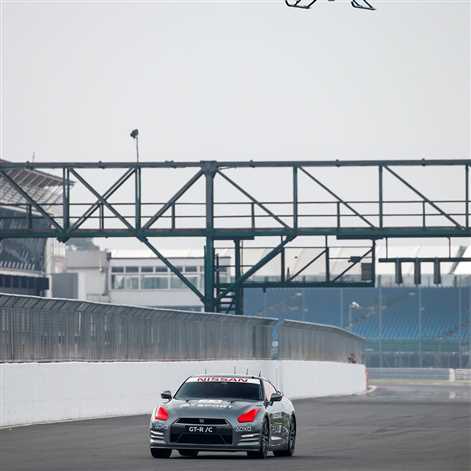 Nissan GT-R sterowany kontrolerem gry okrąża Silverstone