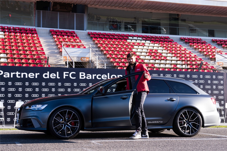 Piłkarze klubu FC Barcelona za kierownicami Audi