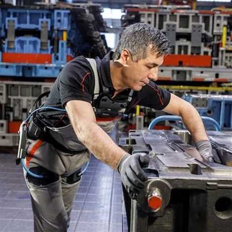 Pracownicy Audi testują egzoszkielet