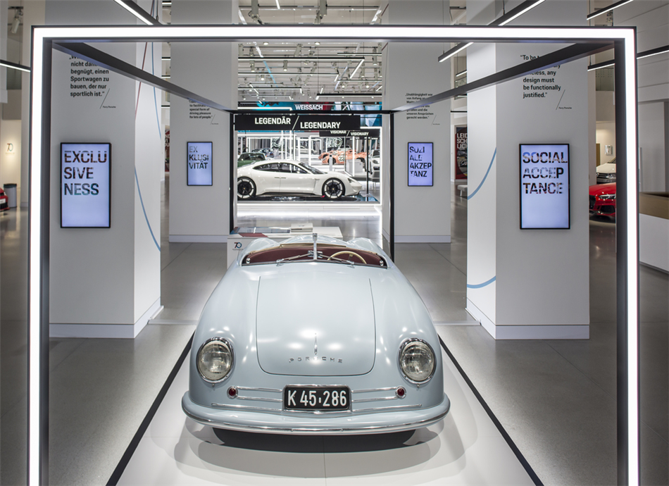 Pierwsze sportowe Porsche stanie w centrum Warszawy