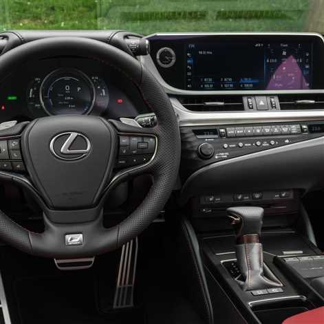 Co gra w środku Lexusa ES?