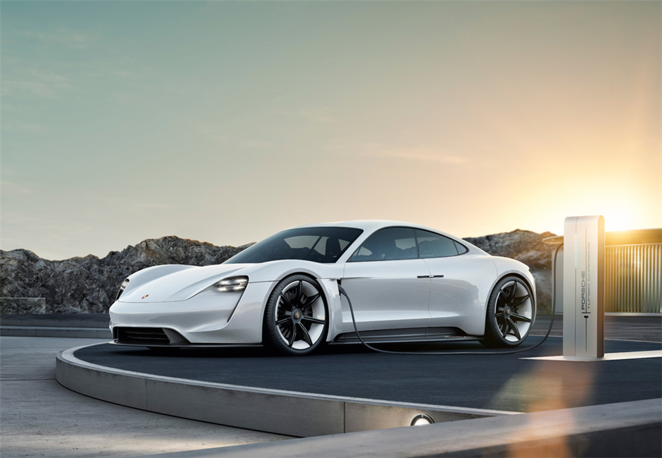 Elektryczne Porsche Taycan hitem sprzedaży?
