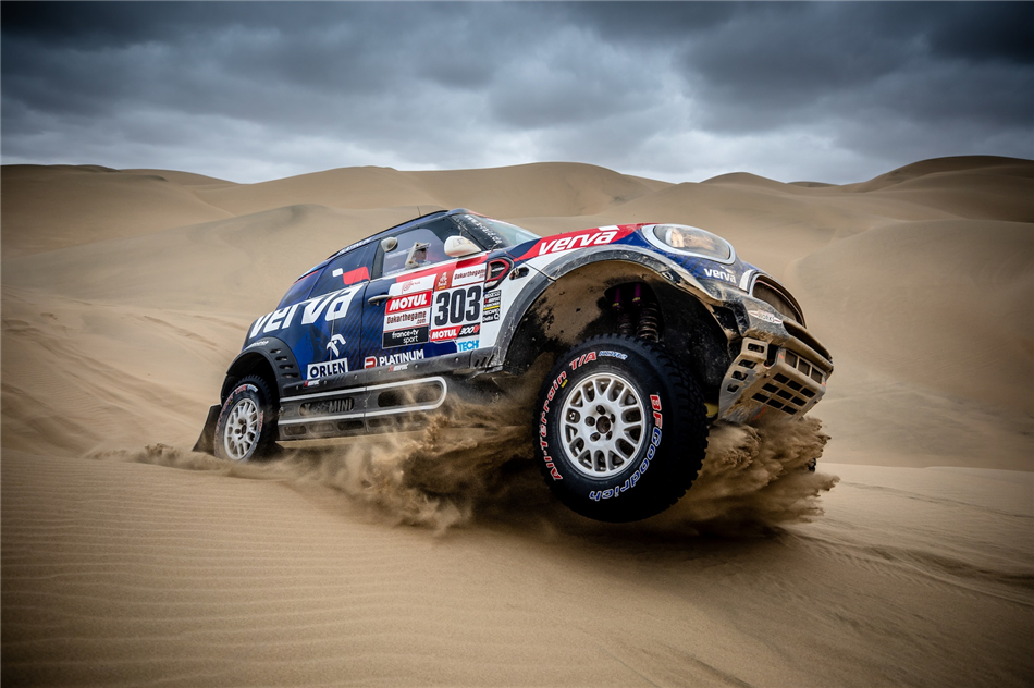 Rajd Dakar 2020 – dwie legendy Dakaru i dziewięć samochodów Mini na starcie w Arabii Saudyjskiej.