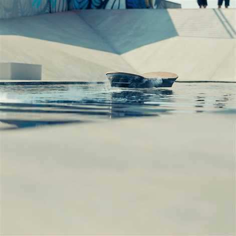 Lewitująca deskorolka Lexus Hoveboard jeździ po wodzie – zobacz film
