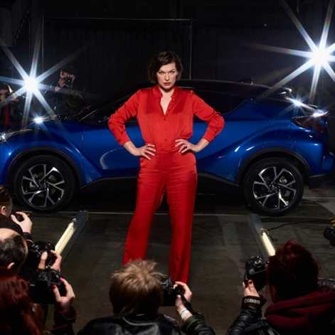 Milla Jovovich gwiazdą interaktywnego przedstawienia teatralnego z udziałem Toyoty C-HR