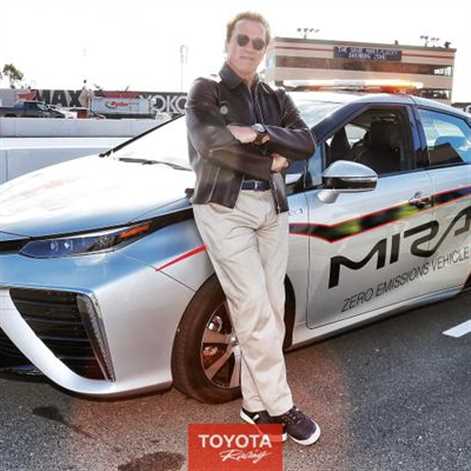 Arnold Schwarzenegger rozpoczął wyścig NASCAR Toyotą Mirai