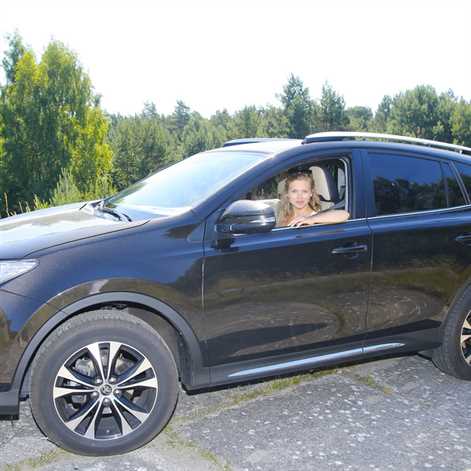 Agnieszka Kaczorowska wybrała na wyjątkowy festiwal wyjątkowy samochód — Toyotę  RAV4