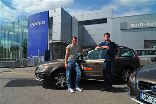 Volvo wspiera polskich siatkarzy: Żygadło i Bartman w XC70