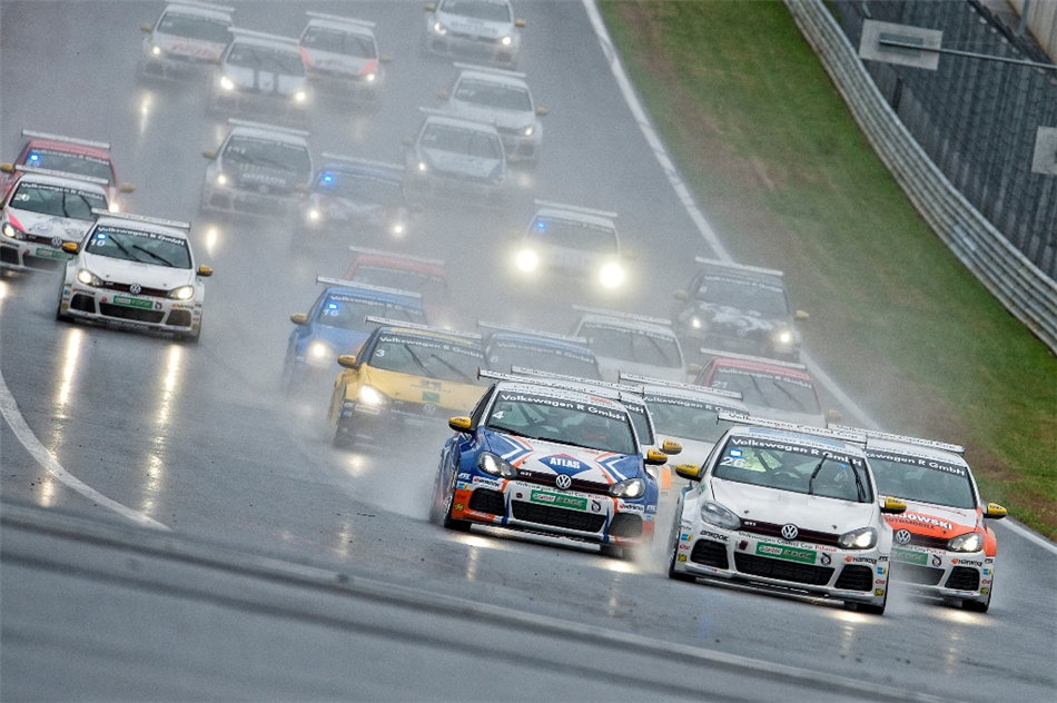 Piąta runda Volkswagen Castrol Cup w deszczu