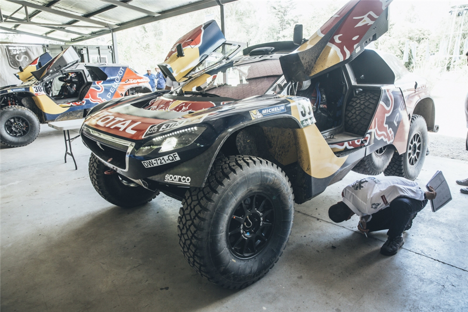 Dakar 2016: Peugeot 2008 DKR po prologu w czołówce