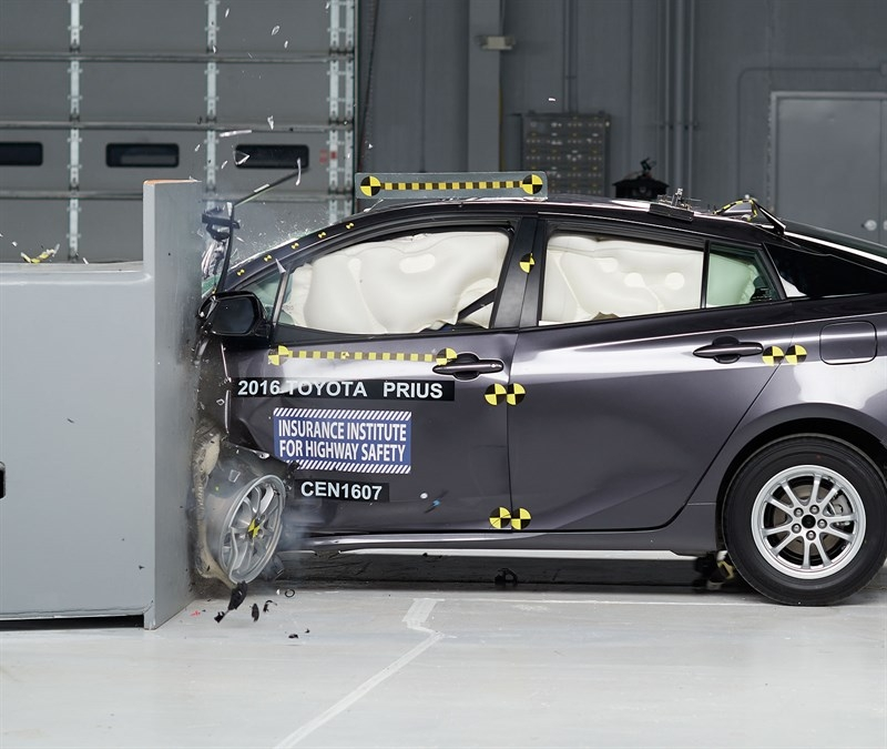 Toyota Prius IV: świetny wynik w testach zderzeniowych IIHS