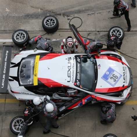 Toyota C-HR Racing i wyścigowe Lexusy na torze Nürburgring