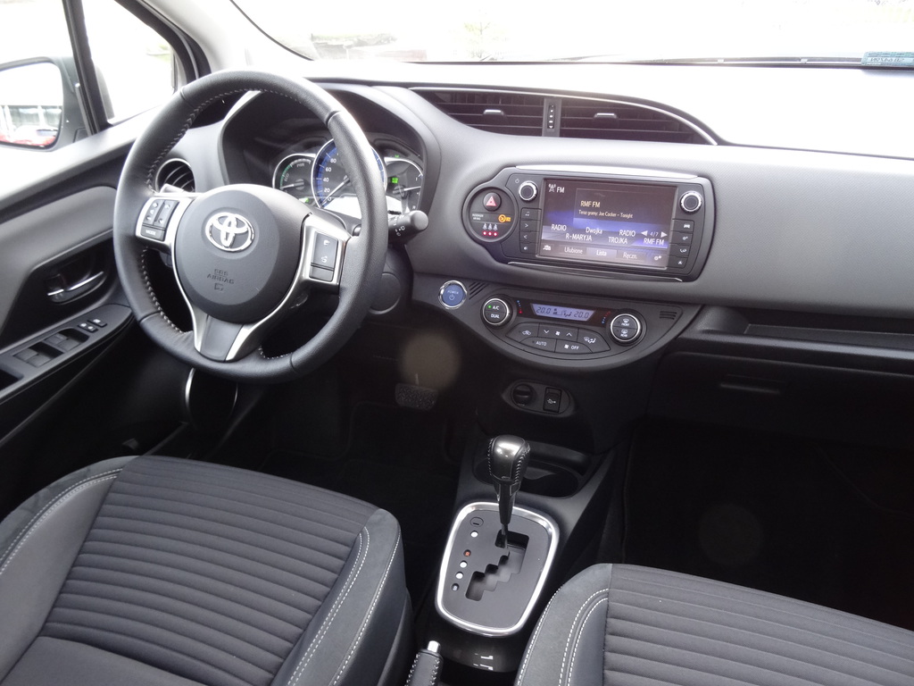 Toyota Yaris Hybrid 100 Dynamic Hybryda, 2015 r