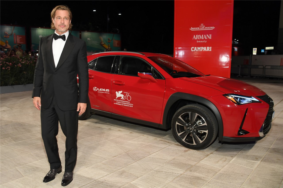 Lexus UX na czerwonym dywanie na festiwalu filomwym w Wenecji