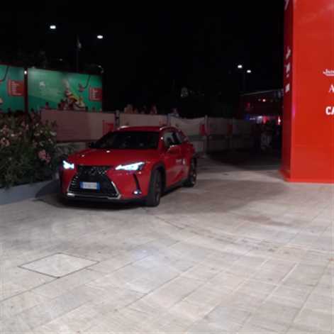 Lexus UX na czerwonym dywanie na festiwalu filomwym w Wenecji